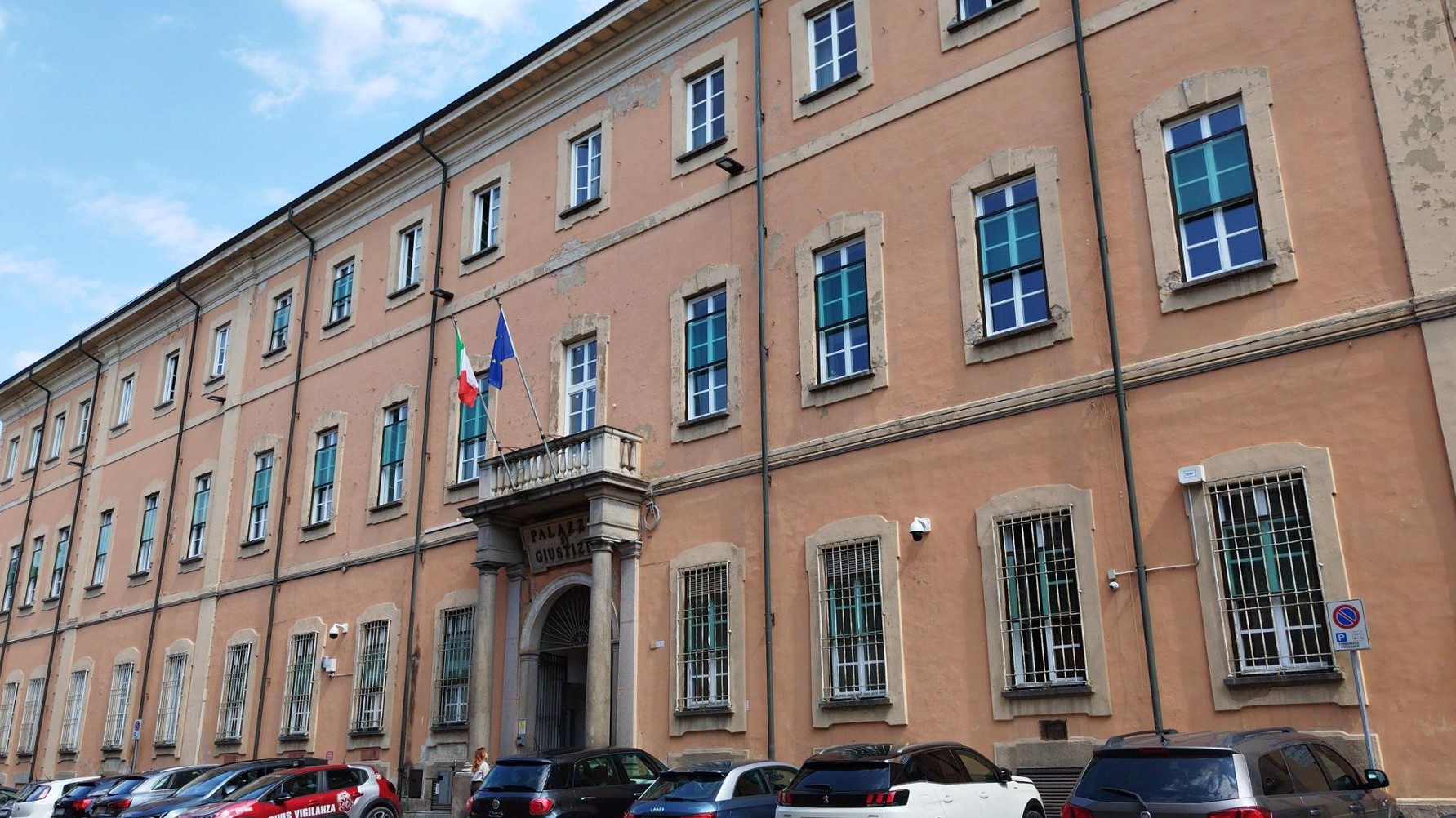 fronte tribunale pavia.jpg